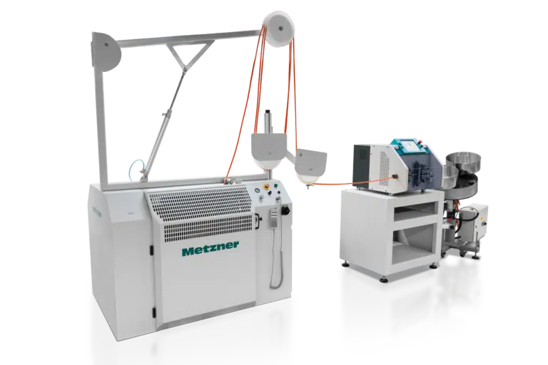 Kabelproduktionslinie mit elektrischer Zufuhr, Kabelabläng und -abisolier-Maschine sowie Ringwickler