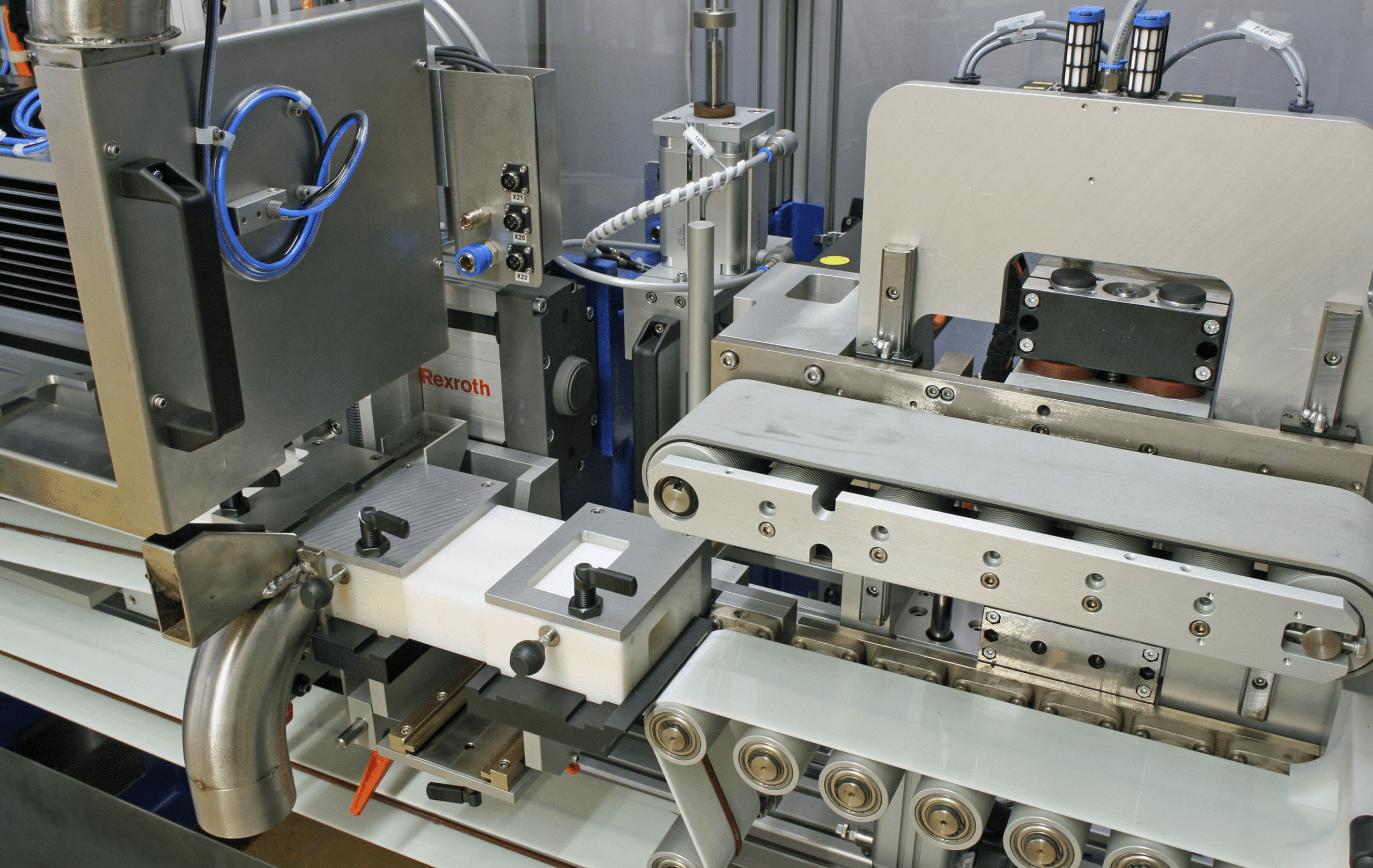 Inside view of the automatic cutting machine CCM 4 with belt and knife