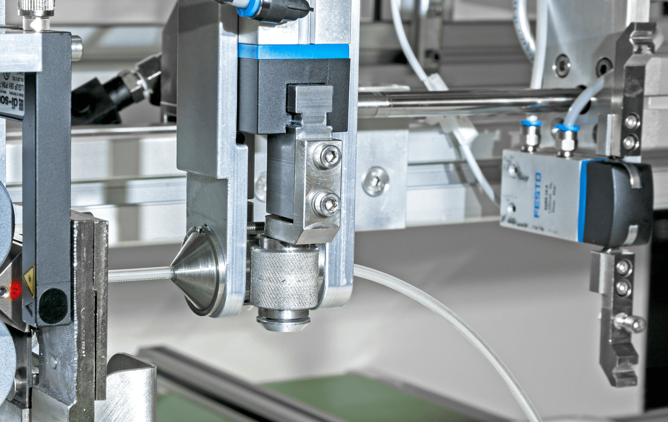 Feeding of the automatic catheter manufacturing machine