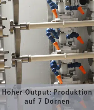 Blick in die Maschine zur Produktion hochpräziser Dichtungen